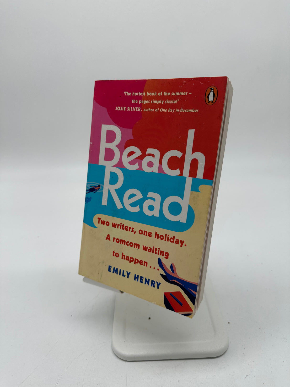 📖 Beach Read – Emily Henry (Penguin)