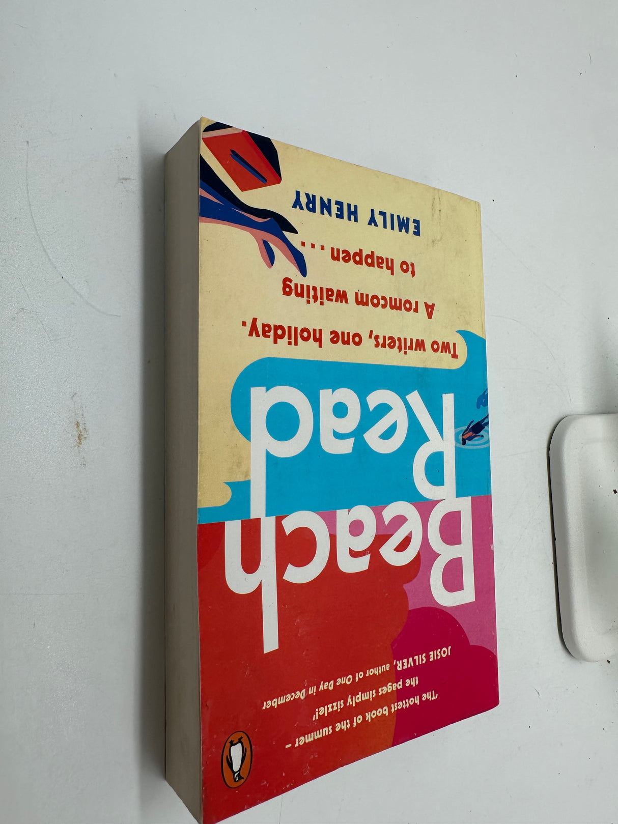 📖 Beach Read – Emily Henry (Penguin)