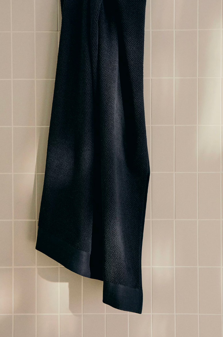 🛁 H&M Badelaken aus Baumwollfrottee – Schwarz