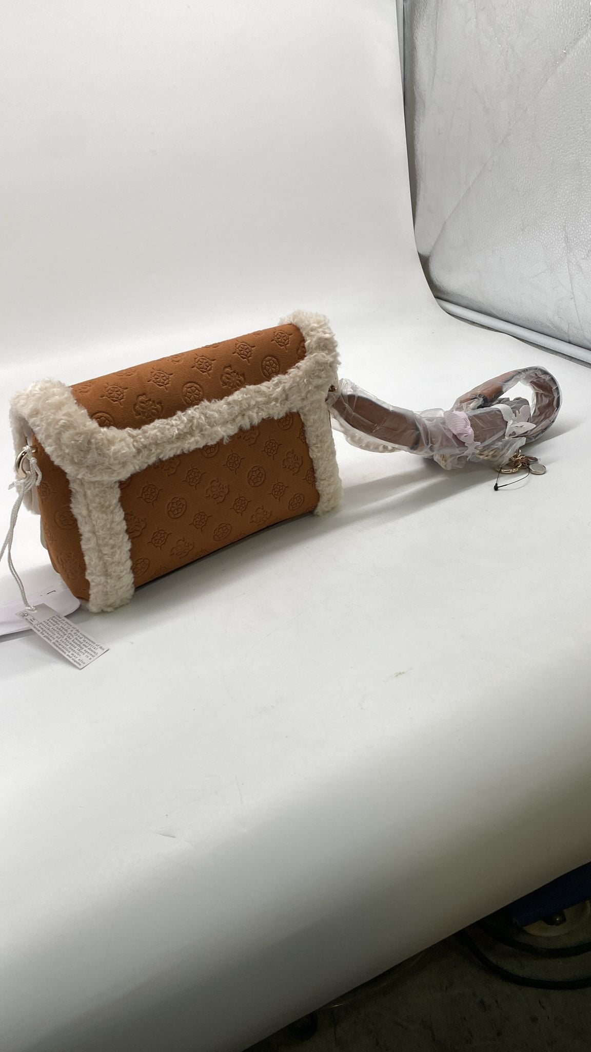 👜 GUESS – Davika Flap Umhängetasche | Cognac - NEU