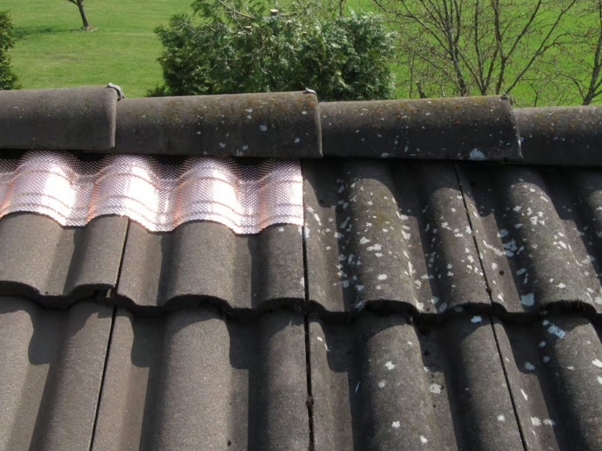 Dach-Kupferband mit 4 Längssicken – 5 m Rolle, selbstklebend