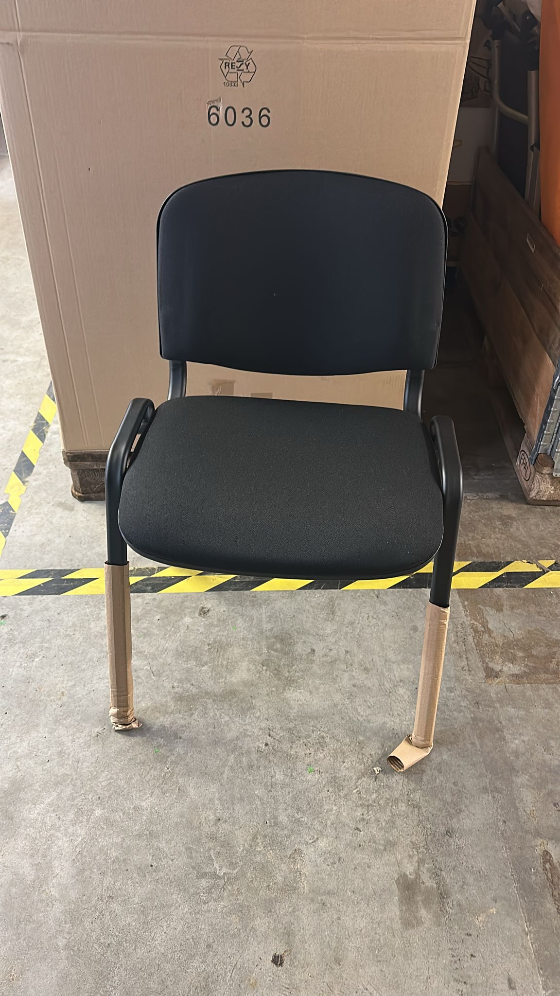 🪑 Topsit Wartezimmerstuhl Schwarz – stapelbar, gepolstert, Metallgestell - neu