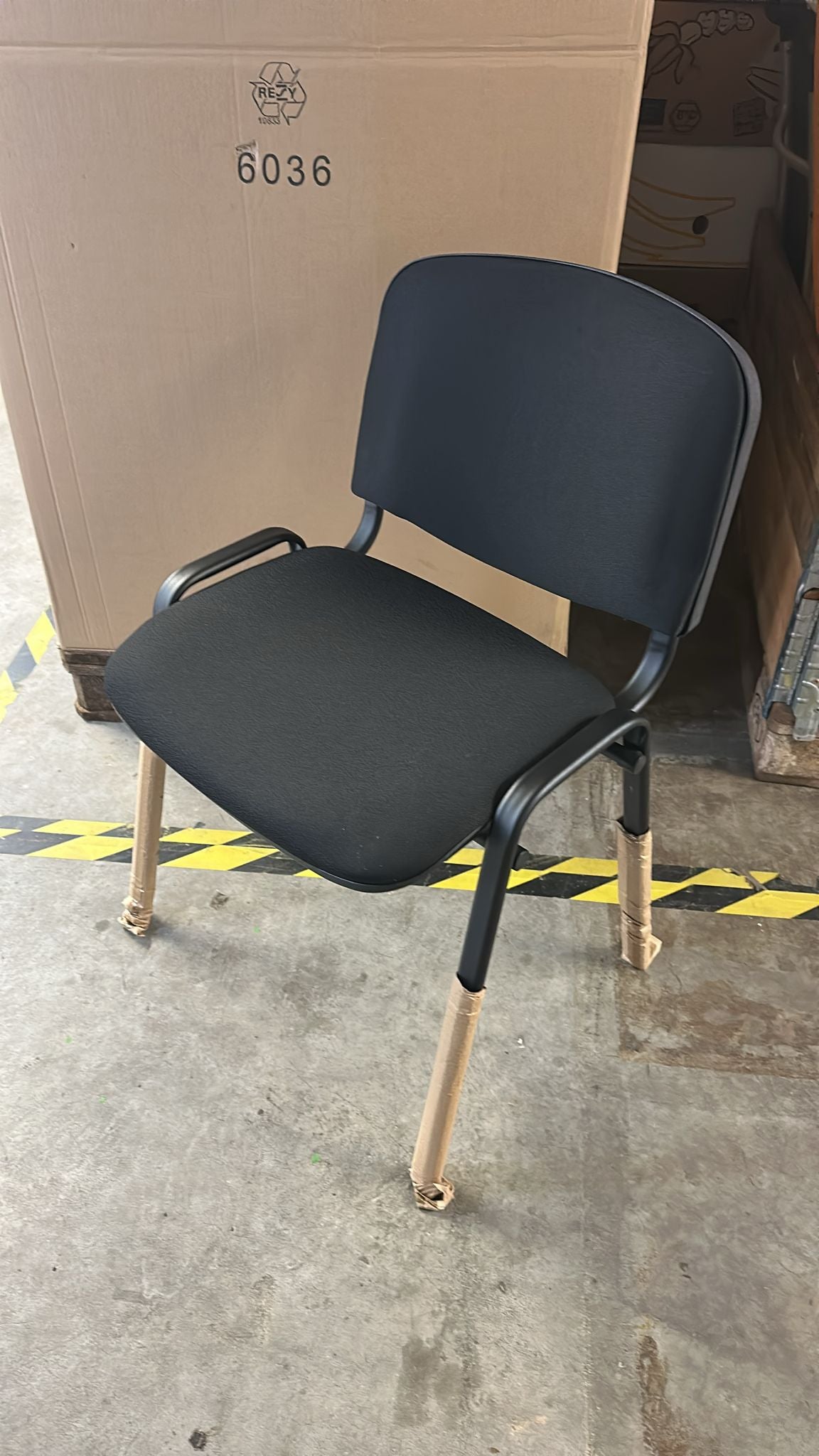 🪑 Topsit Wartezimmerstuhl Schwarz – stapelbar, gepolstert, Metallgestell - neu